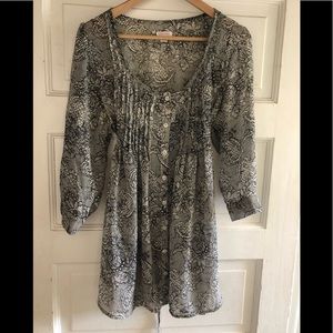 Patterned white and black tunic